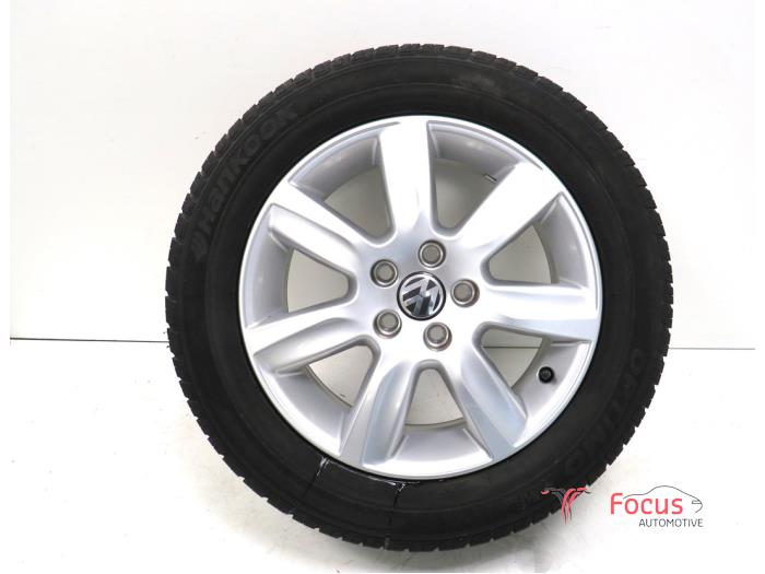 Felge + Reifen van een Volkswagen Polo V (6R) 1.4 16V 2012