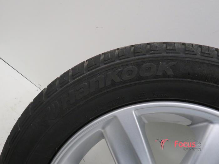 Felge + Reifen van een Volkswagen Polo V (6R) 1.4 16V 2012