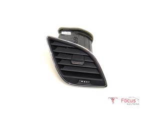 Używane Kratka wentylacyjna deski rozdzielczej Seat Leon (5FB) 1.0 TSI 12V Cena € 15,00 Procedura marży oferowane przez Focus Automotive