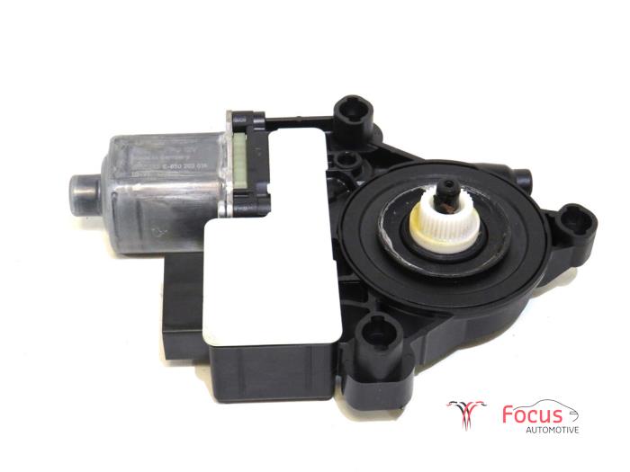 Usados Motor de ventanilla de puerta Seat Leon (5FB) 1.0 TSI 12V Precio € 10,00 Norma de margen ofrecido por Focus Automotive