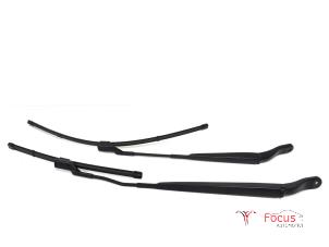 Used Front wiper arm Opel Corsa V 1.2 12V 100 Price € 25,00 Margin scheme offered by Focus Automotive
