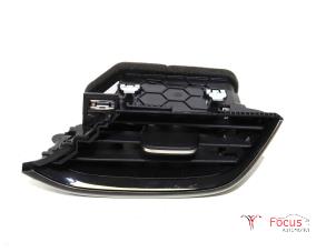 Używane Kratka wentylacyjna deski rozdzielczej Opel Corsa V 1.2 12V 100 Cena € 45,00 Procedura marży oferowane przez Focus Automotive