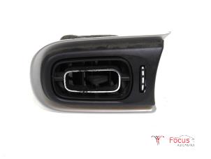 Używane Kratka wentylacyjna deski rozdzielczej Citroen C3 (SX/SW) 1.2 Vti 12V PureTech Cena € 29,95 Procedura marży oferowane przez Focus Automotive