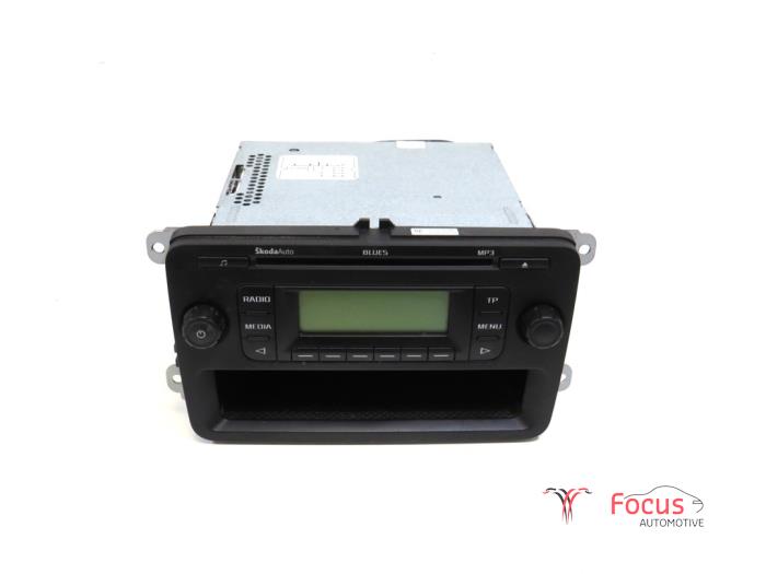 Radio CD player from a Skoda Fabia II (5J) 1.2i 12V 2013