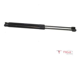 Używane Zestaw amortyzatorów gazowych tylnej klapy Skoda Fabia II (5J) 1.2i 12V Cena € 15,00 Procedura marży oferowane przez Focus Automotive