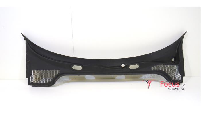Cowl top grille from a Audi A3 Sportback (8PA) 2.0 FSI 16V 2006
