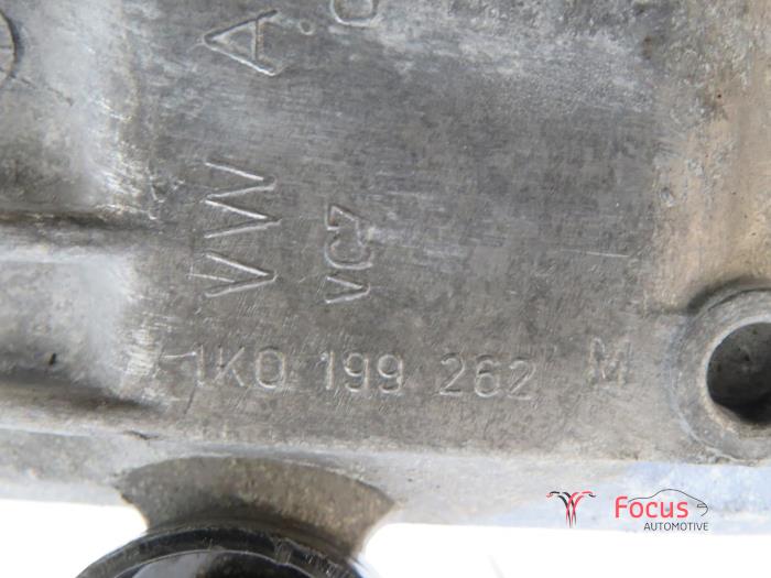 Engine mount from a Audi A3 Sportback (8PA) 2.0 FSI 16V 2006