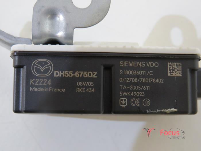 Ignition lock + key from a Mazda 2 (DE) 1.4 CDVi 16V 2008