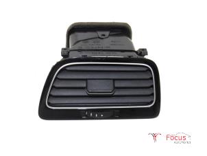 Używane Kratka wentylacyjna deski rozdzielczej Volkswagen Golf VII (AUA) 1.2 TSI 16V Cena € 14,95 Procedura marży oferowane przez Focus Automotive