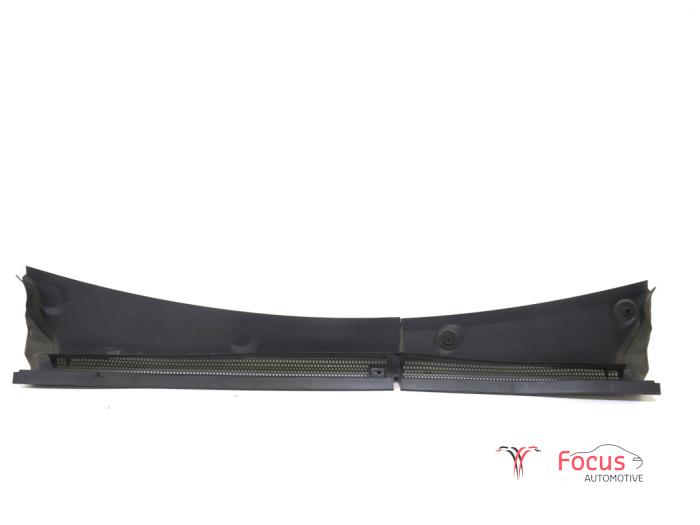 Cowl top grille from a Citroën C3 Aircross (2C/2R) 1.2 e-THP PureTech 130 2021