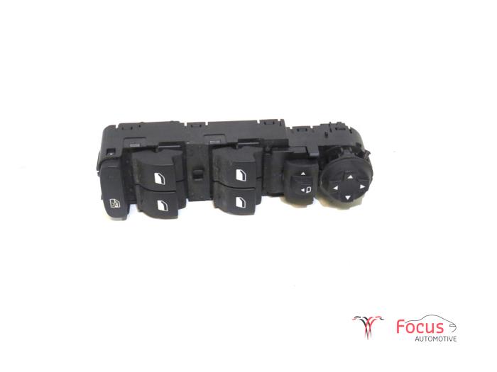 Multi-functional window switch from a Citroën C3 Aircross (2C/2R) 1.2 e-THP PureTech 130 2021