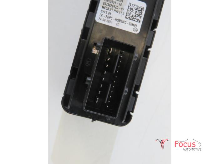 Multi-functional window switch from a Citroën C3 Aircross (2C/2R) 1.2 e-THP PureTech 130 2021