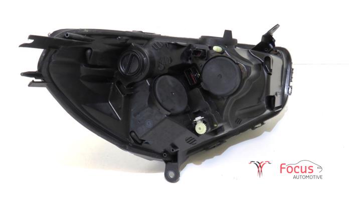 Headlight, left from a Renault Clio IV (5R) 0.9 Energy TCE 90 12V 2015