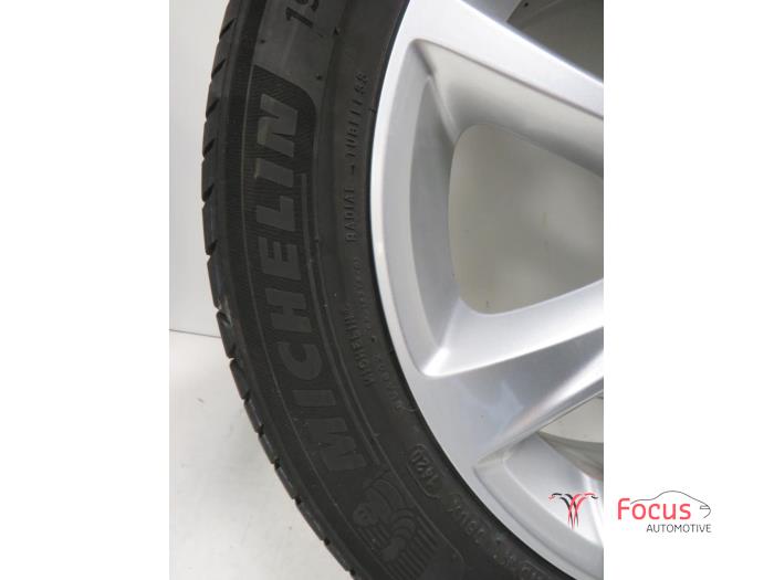 Wheel + tyre from a Opel Corsa F (UB/UH/UP) 1.2 12V 75 2020