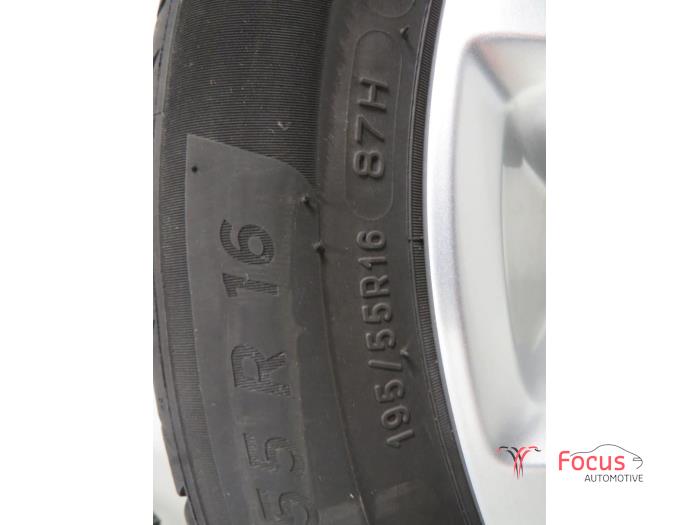 Wheel + tyre from a Opel Corsa F (UB/UH/UP) 1.2 12V 75 2020