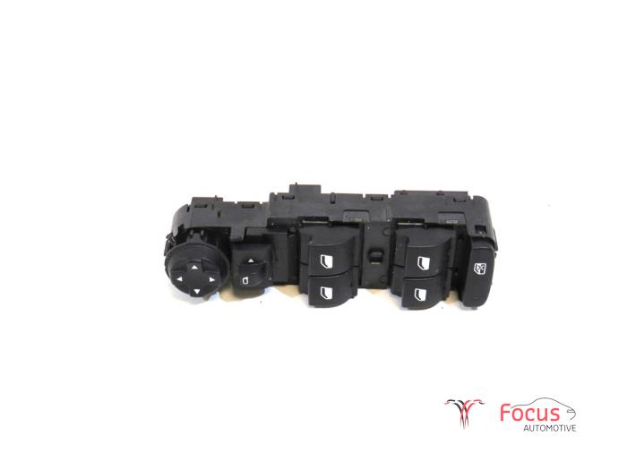 Usados Interruptor combinado de ventanillas Opel Corsa F (UB/UH/UP) 1.2 12V 75 Precio € 35,00 Norma de margen ofrecido por Focus Automotive