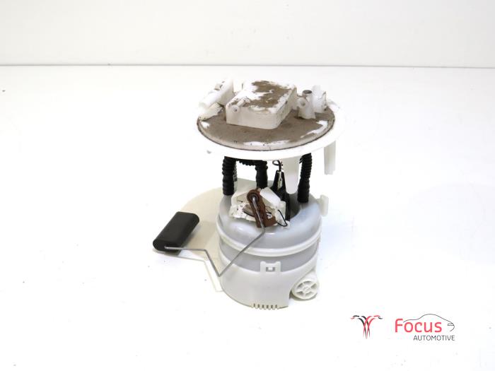 Electric fuel pump from a Opel Corsa F (UB/UH/UP) 1.2 12V 75 2020