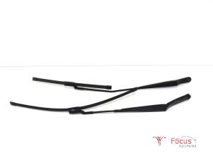 Used Front wiper arm Volkswagen Golf VII (AUA) 1.2 TSI 16V Price € 15,00 Margin scheme offered by Focus Automotive
