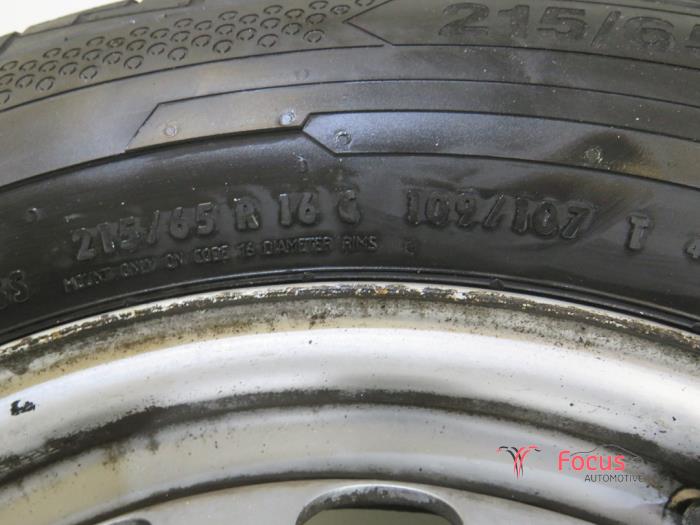 Wheel + tyre from a Renault Master IV (FV) 2.3 dCi 100 16V FWD 2012