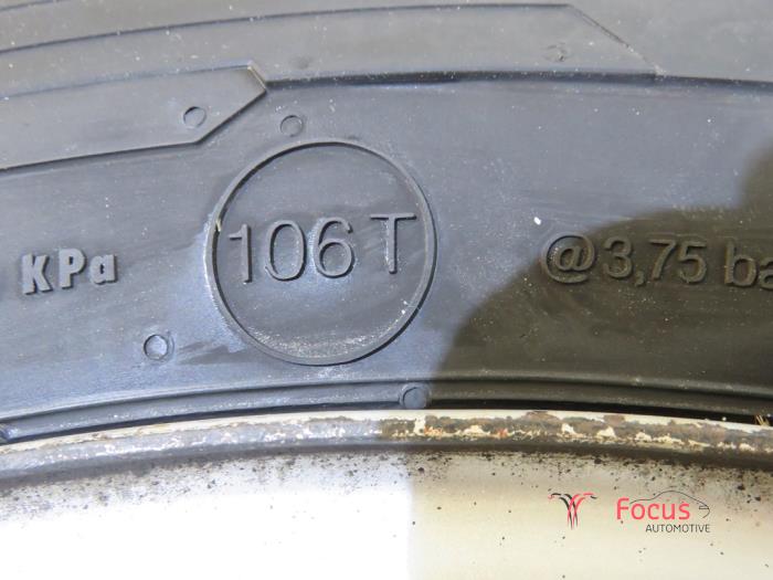 Wheel + tyre from a Renault Master IV (FV) 2.3 dCi 100 16V FWD 2012