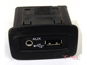 Gebrauchte AUX / USB-Anschluss Renault Master IV (FV) 2.3 dCi 100 16V FWD Preis € 24,14 Mit Mehrwertsteuer angeboten von Focus Automotive