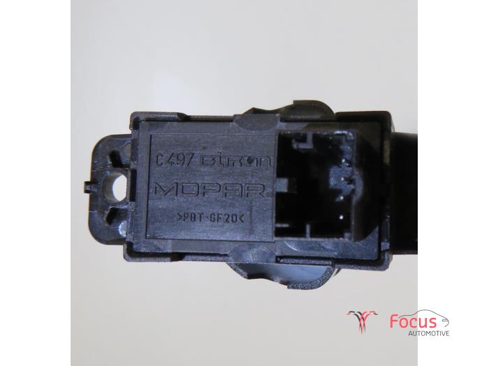 Electric window switch from a Fiat 500C (312) 0.9 TwinAir 85 2019