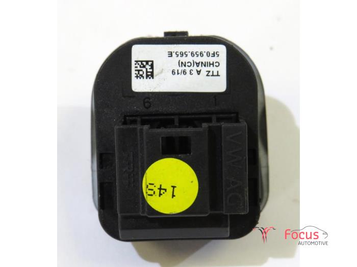 Interruptor de retrovisor de un Seat Leon ST (5FF) 1.5 TSI 16V 2019