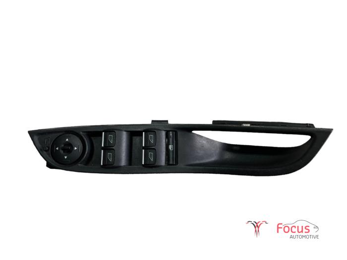 Usados Interruptor combinado de ventanillas Ford Focus 3 1.0 Ti-VCT EcoBoost 12V 125 Precio € 20,00 Norma de margen ofrecido por Focus Automotive
