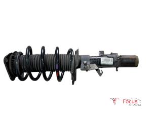 Używane Amortyzator lewy przód Ford Focus 3 1.0 Ti-VCT EcoBoost 12V 125 Cena € 35,00 Procedura marży oferowane przez Focus Automotive