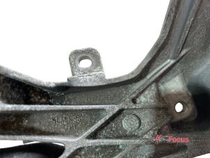 Engine mount from a Audi A4 Avant (B8) 2.0 TDI 143 16V 2013