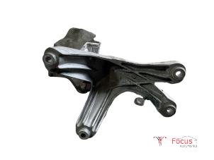 Engine mount from a Audi A4 Avant (B8) 2.0 TDI 143 16V 2013