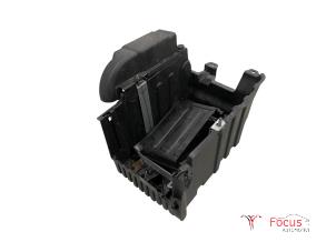 Używane Pojemnik na akumulator Ford Fiesta 7 1.1 Ti-VCT 12V 85 Cena € 19,99 Procedura marży oferowane przez Focus Automotive