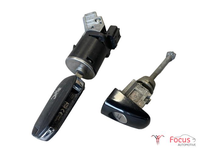 Używane Stacyjka + Kluczyk Peugeot 208 I (CA/CC/CK/CL) 1.2 Vti 12V PureTech 82 Cena € 29,95 Procedura marży oferowane przez Focus Automotive