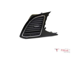 Usagé Grille aération tableau de bord Seat Leon ST (5FF) 1.5 TSI 16V Prix € 15,00 Règlement à la marge proposé par Focus Automotive