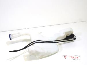 Usagé Réservoir lave-glace avant Ford Fiesta 6 (JA8) 1.25 16V Prix € 9,95 Règlement à la marge proposé par Focus Automotive