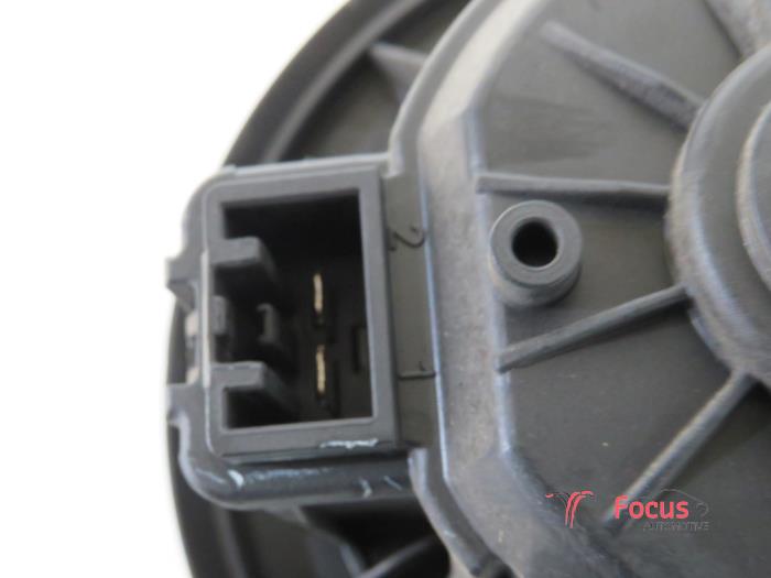 Heating and ventilation fan motor from a Ford Fiesta 6 (JA8) 1.0 SCI 12V 80 2016