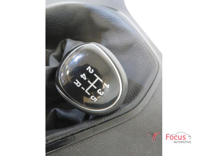 Gear stick from a Ford Fiesta 6 (JA8) 1.0 SCI 12V 80 2016