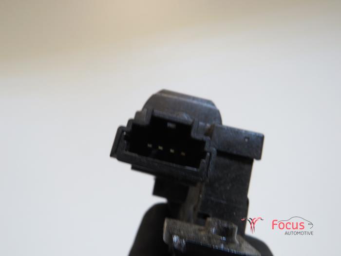 Tailgate lock mechanism from a Renault Kangoo Express (FW) 1.5 dCi 75 2016
