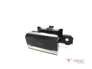 Używane Przelacznik hamulca postojowego Citroen C4 Picasso (3D/3E) 1.6 e-Hdi, BlueHDi 115 Cena € 20,00 Procedura marży oferowane przez Focus Automotive