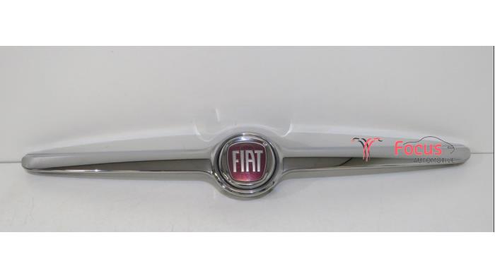 Używane Grill Fiat 500L (199) 1.4 16V Cena € 40,00 Procedura marży oferowane przez Focus Automotive