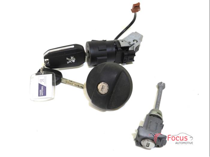 Używane Stacyjka + Kluczyk Peugeot 208 I (CA/CC/CK/CL) 1.2 Vti 12V PureTech Cena € 14,95 Procedura marży oferowane przez Focus Automotive