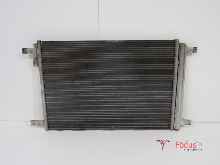 Usagé Radiateur clim Seat Leon (5FB) 1.0 TSI 12V Prix € 89,95 Règlement à la marge proposé par Focus Automotive