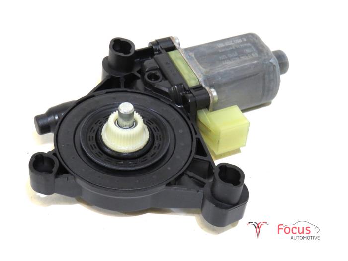 Usados Motor de ventanilla de puerta Volkswagen Golf VII (AUA) 1.0 TSI 12V Precio € 12,99 Norma de margen ofrecido por Focus Automotive