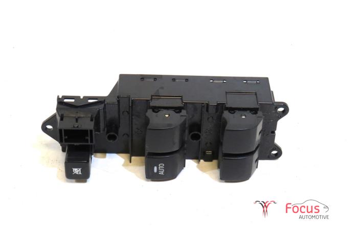 Usados Interruptor combinado de ventanillas Mitsubishi Space Star (A0) 1.2 12V Precio € 29,95 Norma de margen ofrecido por Focus Automotive