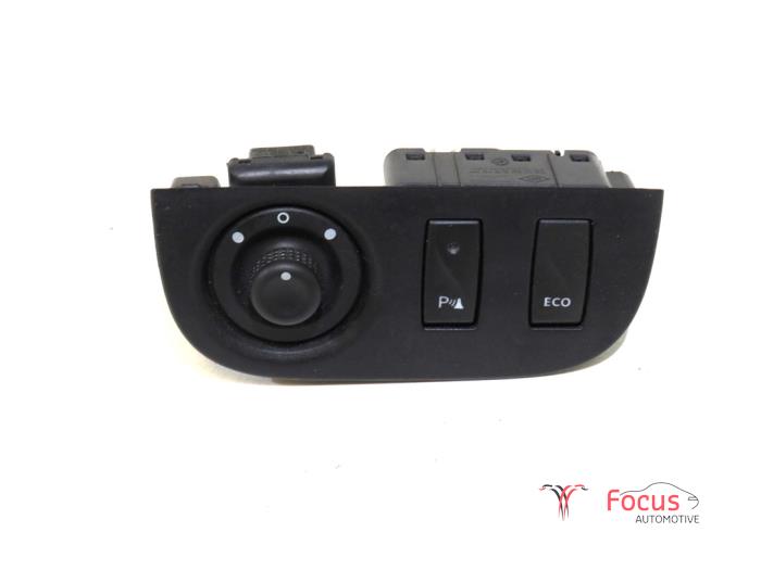 Używane Przelacznik lusterka Dacia Sandero II 1.5 dCi 90 Cena € 19,95 Procedura marży oferowane przez Focus Automotive