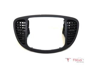 Begagnade Luftmunstycke, instrumentbräda Hyundai i10 (F5) 1.1i 12V Pris € 15,00 Marginaltabell erbjuds av Focus Automotive