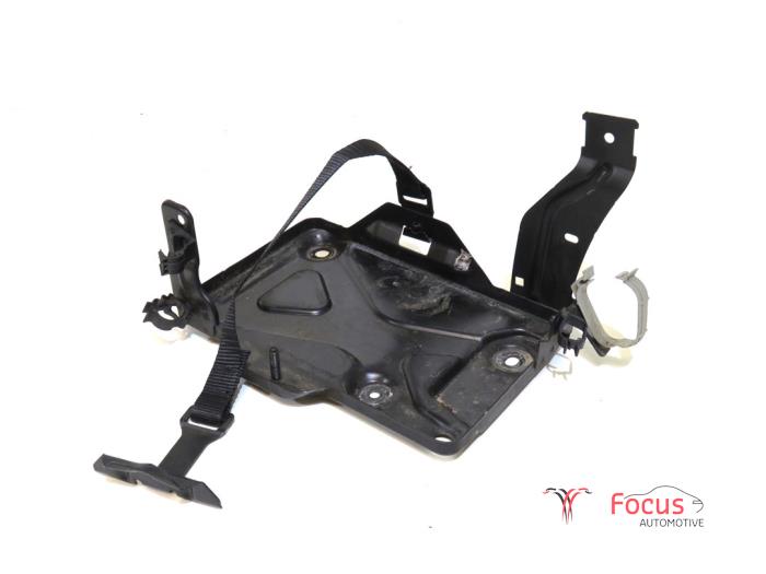 Begagnade Batterilåda Fiat 500X (334) 1.4 Multi Air 16V Pris € 25,00 Marginaltabell erbjuds av Focus Automotive