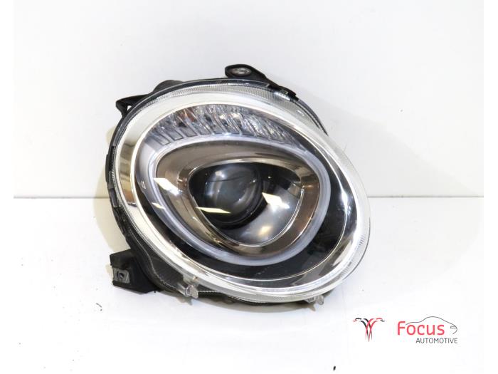 Używane Reflektor prawy Fiat 500 Abarth Cena € 150,00 Procedura marży oferowane przez Focus Automotive