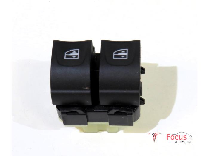 Usados Interruptor combinado de ventanillas Renault Captur I (2R) 0.9 Energy TCE 12V Precio € 10,00 Norma de margen ofrecido por Focus Automotive