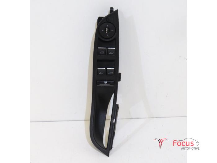 Usados Interruptor combinado de ventanillas Ford Focus 3 Wagon 1.0 Ti-VCT EcoBoost 12V 125 Precio € 25,00 Norma de margen ofrecido por Focus Automotive